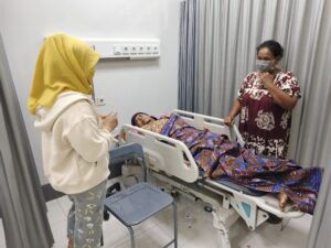 Pelayanan Tulus, Kuwu Manguntara Antar Warga Sakit ke Rumah Sakit dengan Mobil Pribadi dan Mobil Siaga Desa